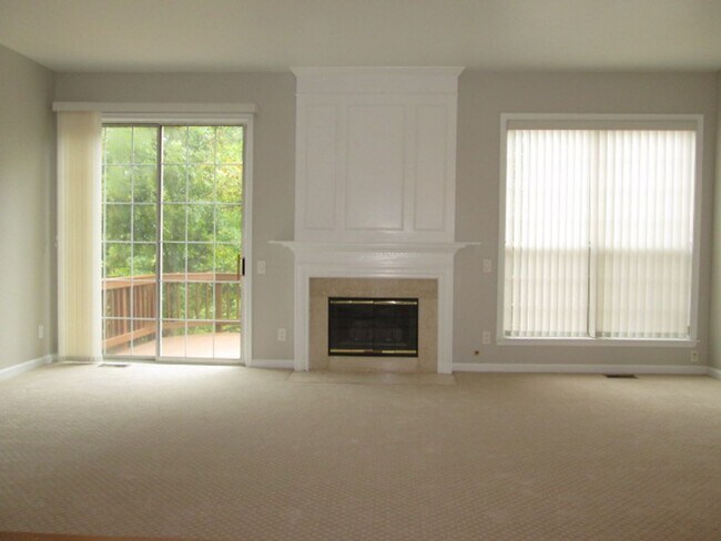 Building Photo - Light Filled 3 Bedroom 3.5 Bath 1 Car Gara...