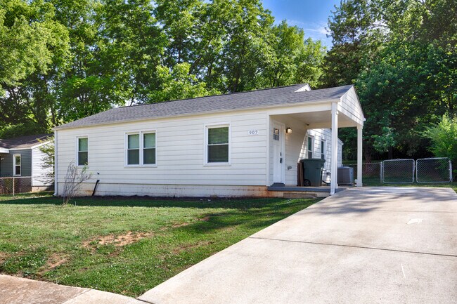 Foto del edificio - 907 Fairway Dr NW