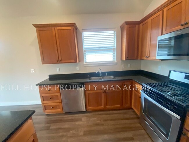 Building Photo - Gorgeous 3 Bed/ 2 Full Bath Home Built in ...