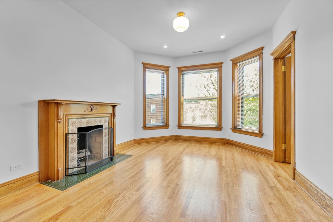 Primary Photo - 1742 W Addison St