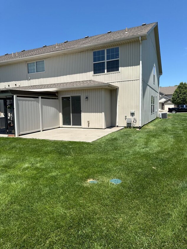 Building Photo - 3 Bedroom, 2.5 Bath Townhouse in the Fox C...