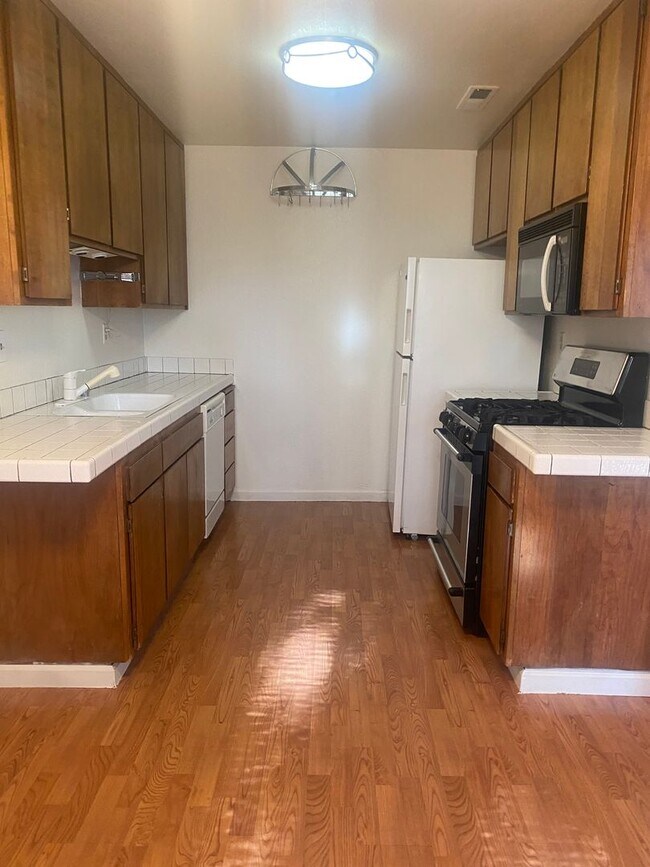 Building Photo - New Flooring in this 2 bedroom 1 bathroom ...