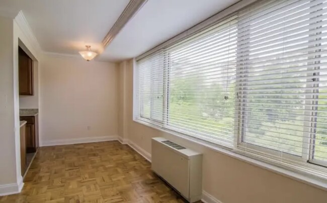 Dining area - 4000 Tunlaw Rd NW