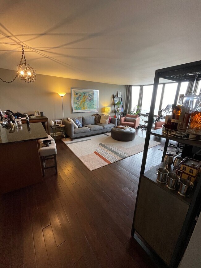 Foto del edificio - 2650 N Lakeview Ave
