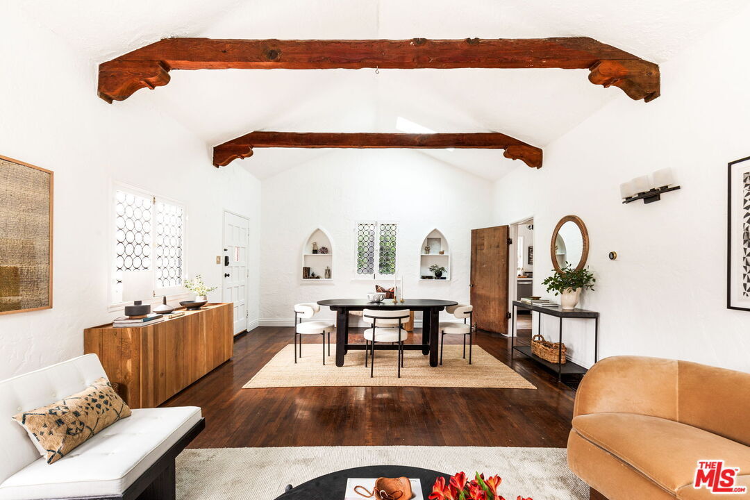 Foto principal - 2251 N Cahuenga Blvd