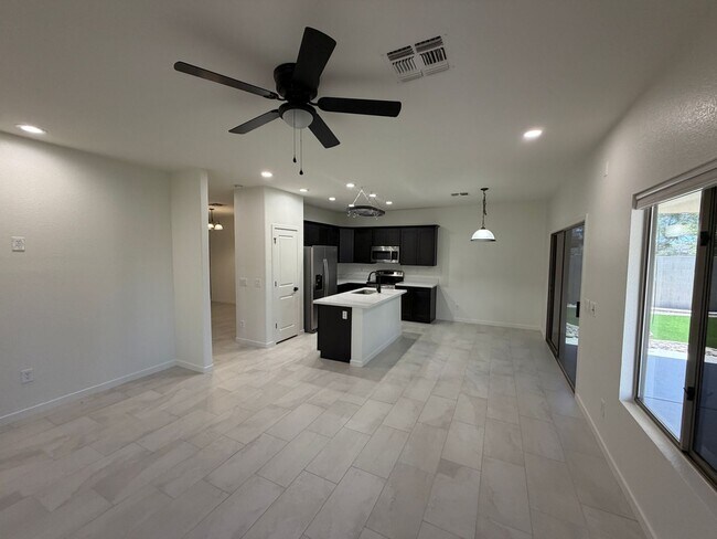 Foto del edificio - Beautifully Remodeled North Peoria Home 3 Bedroom 2 Bath Plus Office