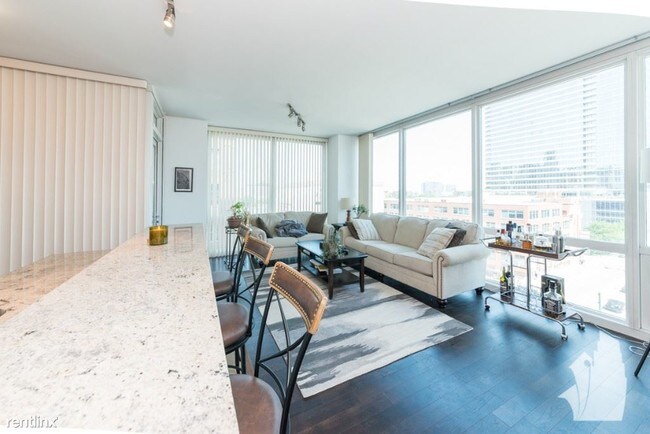 Building Photo - 2 br, 2 bath Condo - 757 N Orleans St Apt 611