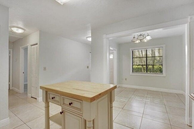 Building Photo - 2737 Lowson Blvd