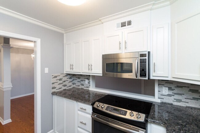 Building Photo - Pool View Condo Available!