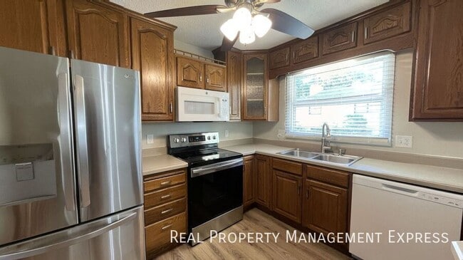 Foto del edificio - Newly Renovated 5 Bed Home w/ 2-Stall Garage