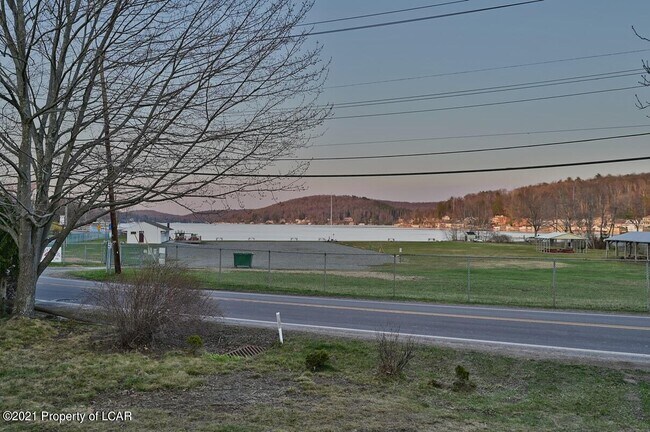 Building Photo - 2111 Lakeside Dr
