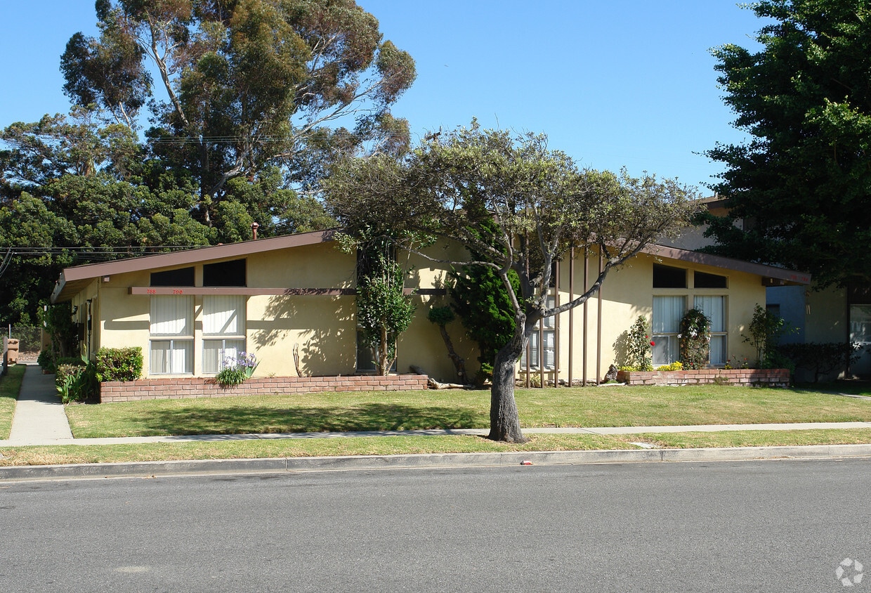 Primary Photo - 788-794 Sidonia Ave