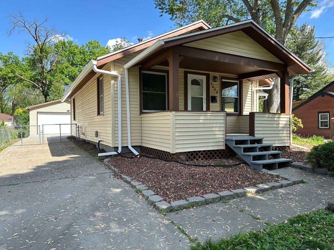 Primary Photo - 3 Bedroom 1.5 Bathroom Finished Basement 2...
