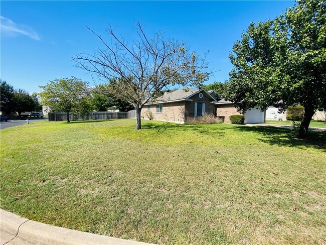 Building Photo - 205 Juniper Dr