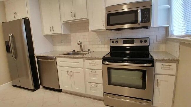 Building Photo - Stylishly Remodeled Unit with fenced-in ya...