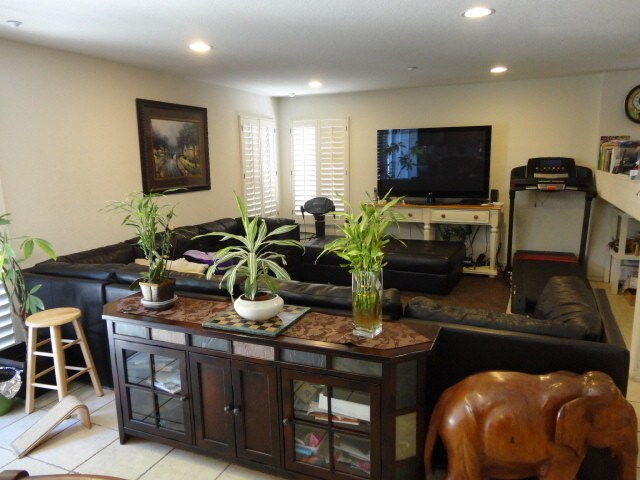 Building Photo - Nice 4/2.5 + Loft Gated Home Sylmar
