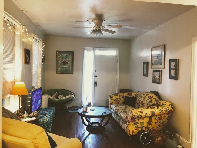 Living Room - 1424 Grove Ave