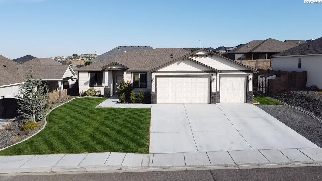 Primary Photo - 6 to 18 mo lease available