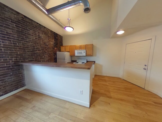 Building Photo - 302 Goshen St
