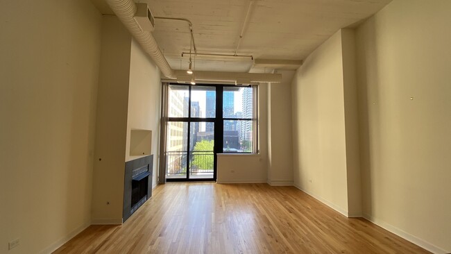 Building Photo - 547 S Clark St