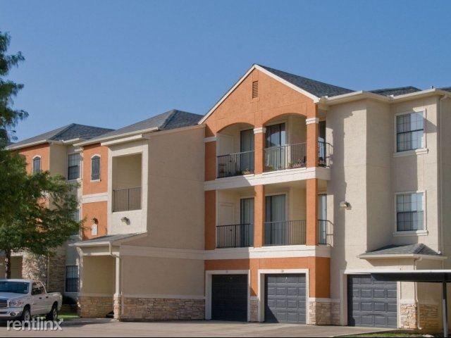 Building Photo - 2200 Uecker Dr