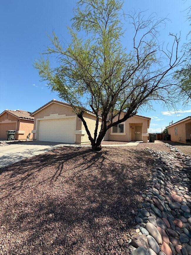 Building Photo - NEW CARPET! 3 Bed / 2 Bath Single Family H...