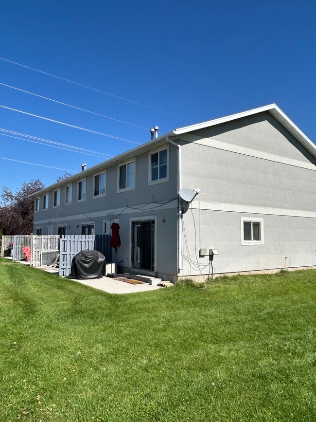 Building Photo - 166 E 1800 N