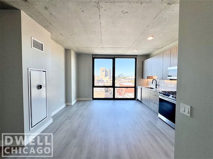 Foto principal - 4649 N Broadway St