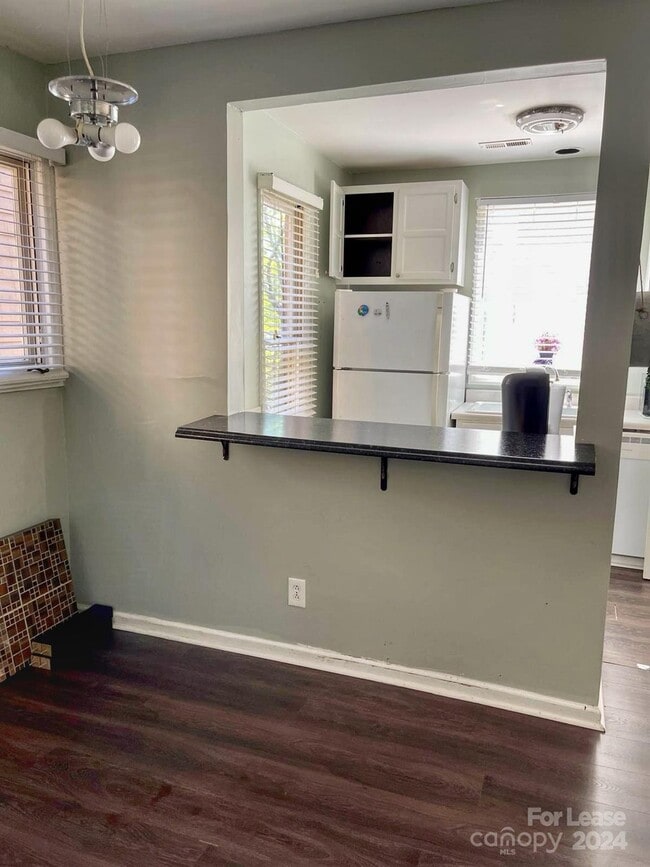 Foto del edificio - 1101 E Morehead St