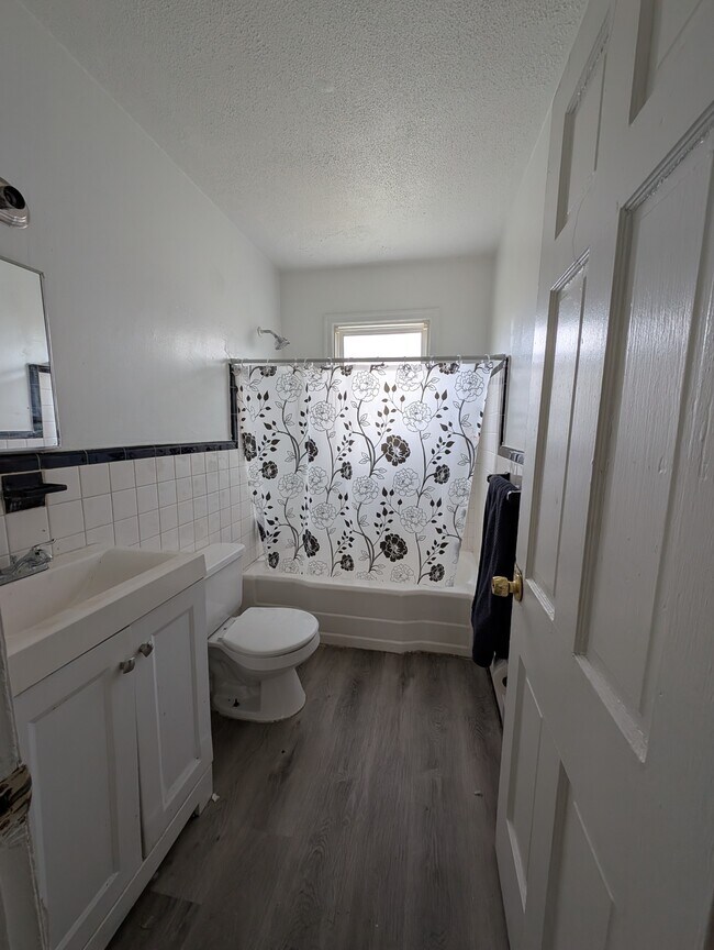 Building Photo - 12084 Vaughan St