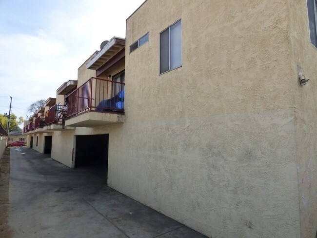 Building Photo - 839 N Summit Ave