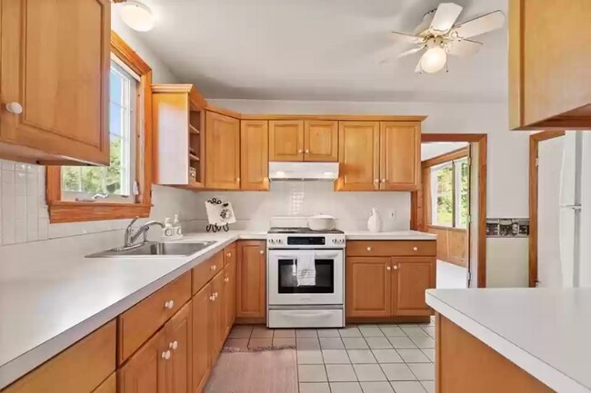 Foto del edificio - 4 Horn Pond Brook Rd