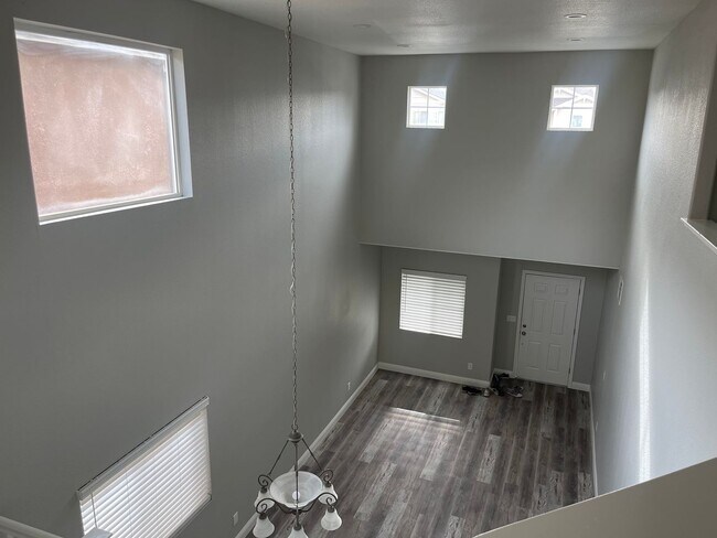 Foto del edificio - Beautiful 4 Bedroom 3 Bathroom with a pool