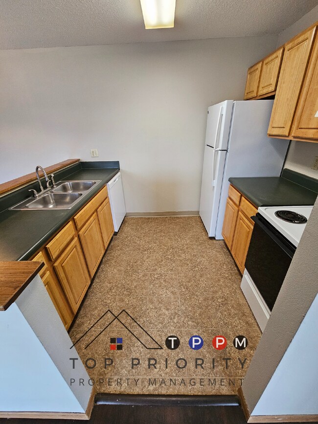 Building Photo - 2 Bedroom | 1 Bathroom Unit in Oelwein Ava...