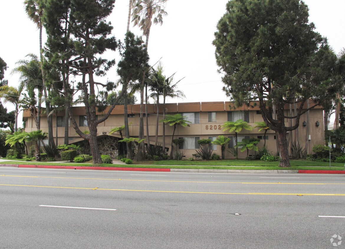Building Photo - Royal Carriage Apartments