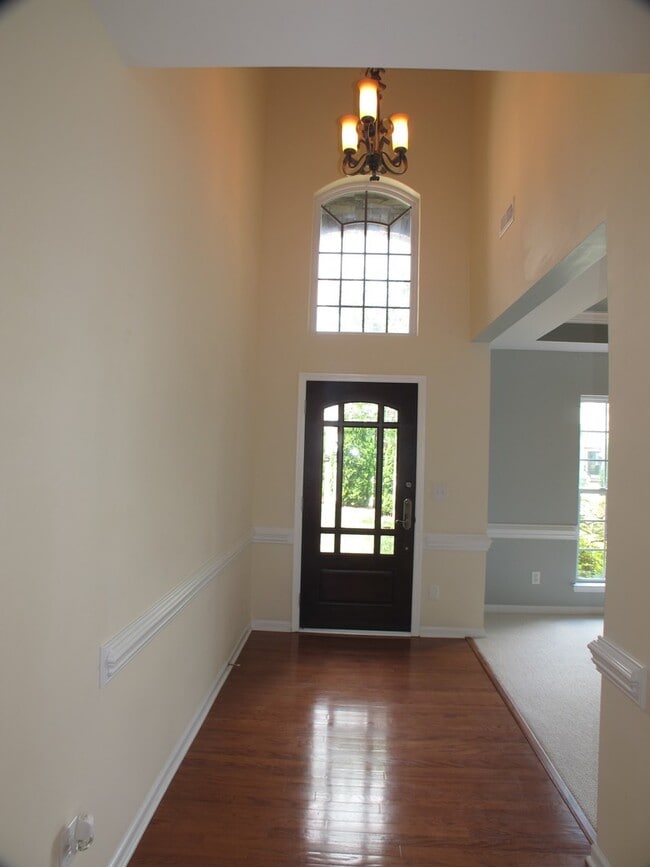 Building Photo - Beautiful move-in ready home located in th...