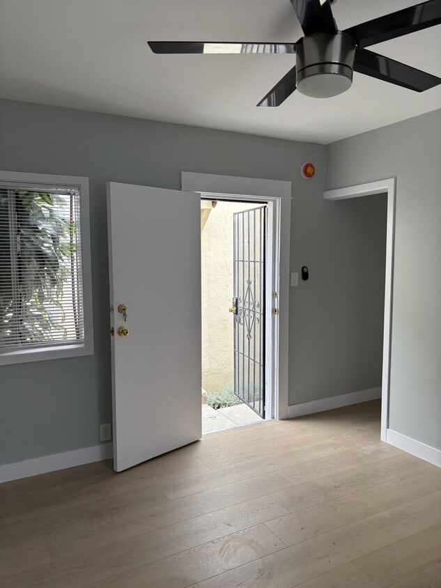 Living Room - 916-918 Watson Ave