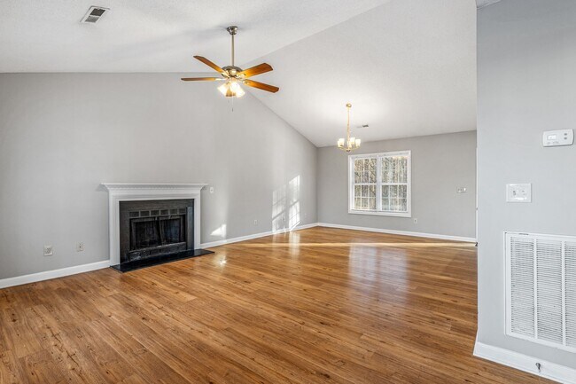 Foto del edificio - SW - Like New Home, Vaulted LR Ceiling, Fire Place, Wood Flooring, Several Updates!