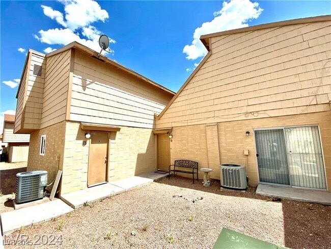Foto del edificio - 5246 Golden Ln