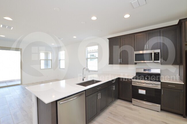 Building Photo - 2548 W Hidalgo Ave