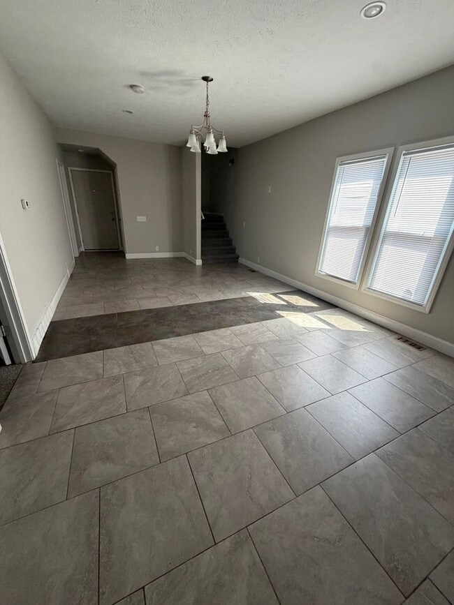 Foto del edificio - Spacious 4 Bedroom 2 Bathroom House on West End!