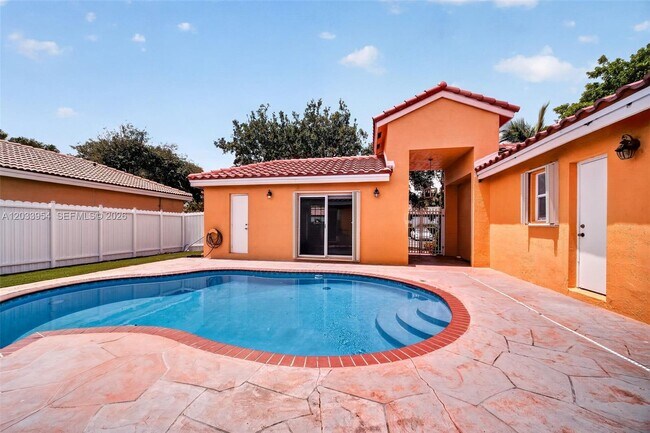Foto del edificio - 685 SW 198th Terrace