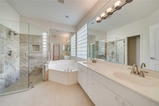 Building Photo - 480 Montclaire Dr
