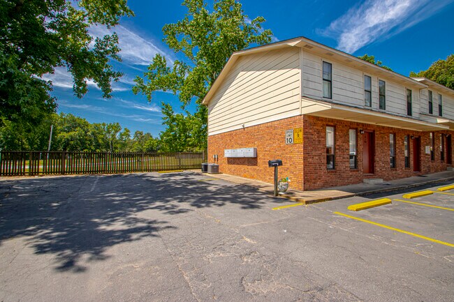 Building Photo - 719 S Redmond Rd