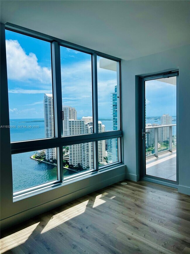 Foto del edificio - 300 S Biscayne Blvd