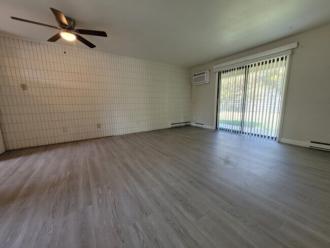 Foto del edificio - 1593-1595-1595 Acorn Ct