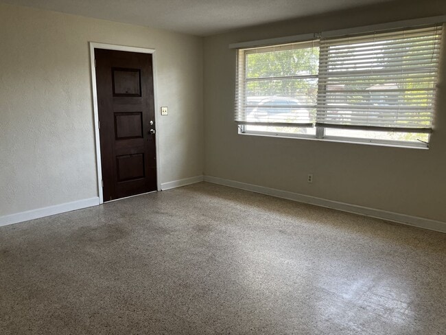 Building Photo - 2 Bedroom with fenced in backyard