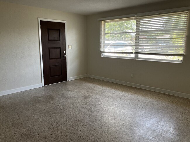Foto del edificio - 2 Bedroom with fenced in backyard