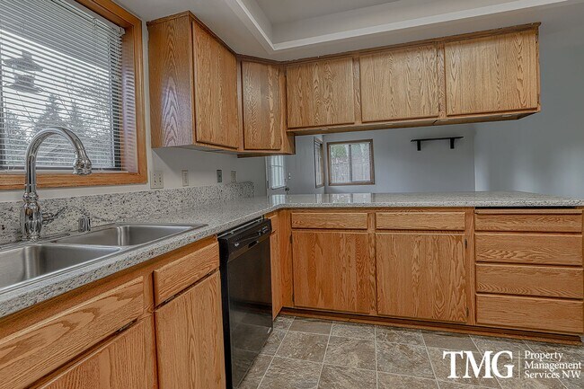 Building Photo - Great Location! 3 Bed/2 Bath Ranch Style H...