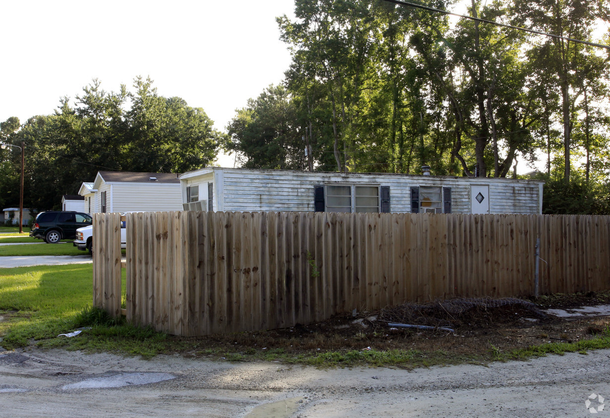 Building Photo - Traylor's Mobile Home Park
